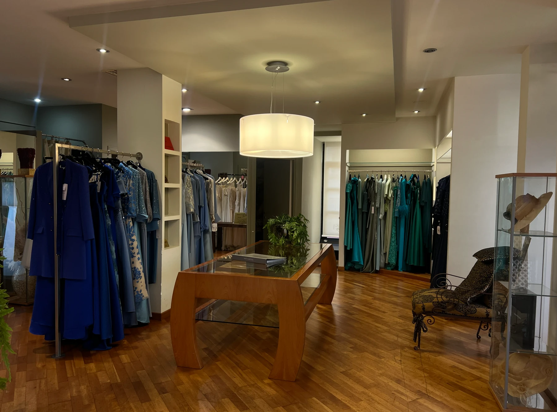 Vista della boutique con espositori, tavolo centrale e accessori.