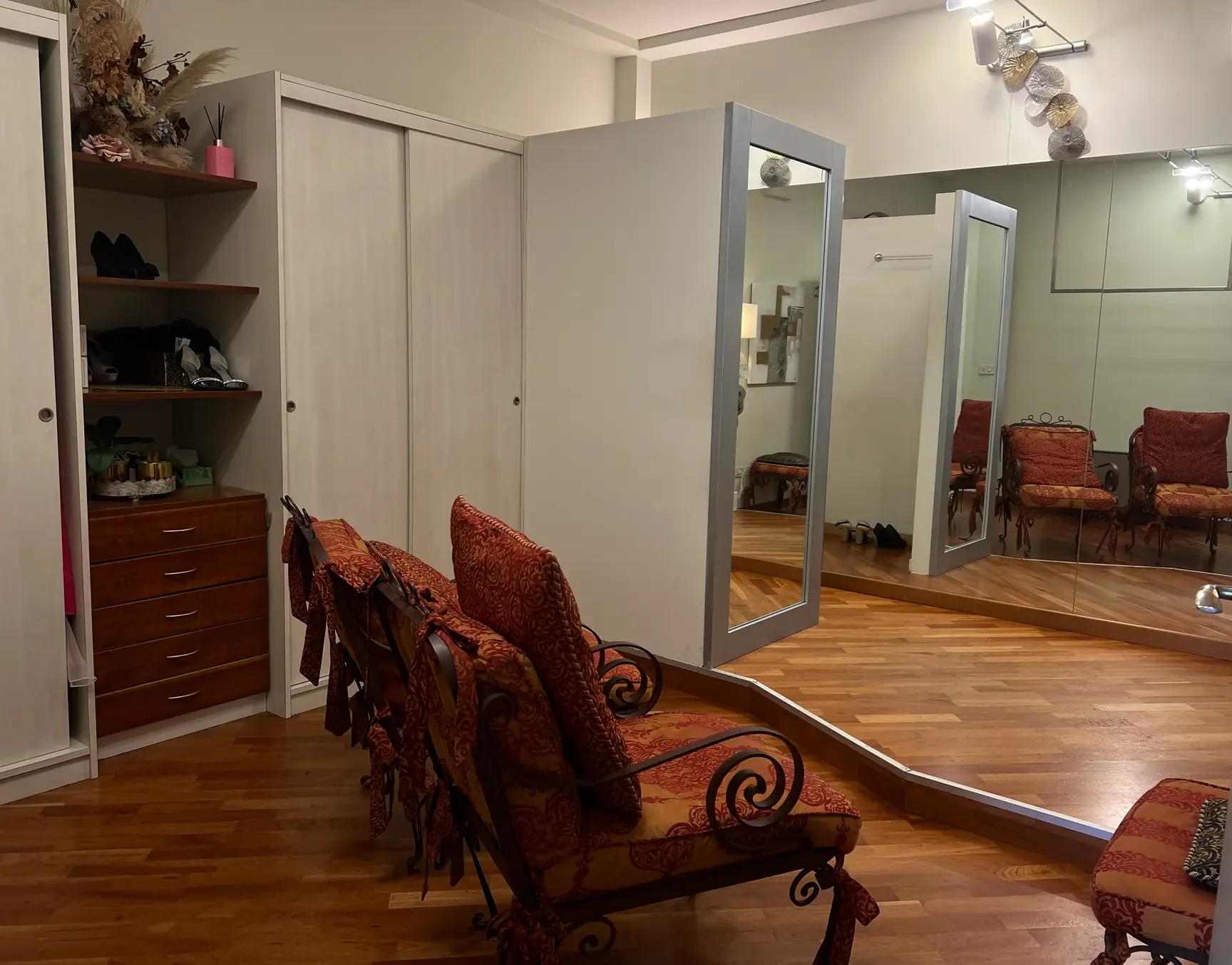 Saletta della Boutique Cerimonia con specchi a figura intera e poltroncine, in Via Caverni 129.