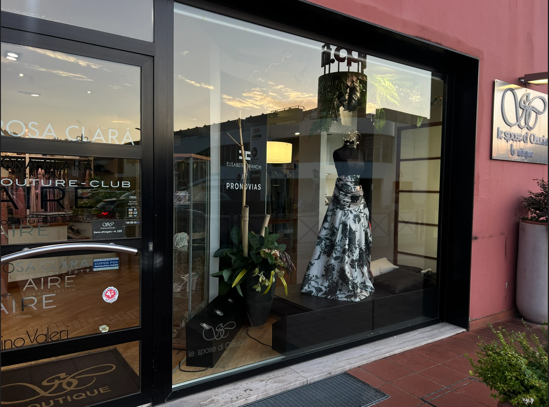 Ingresso e vetrina della Boutique Cerimonia in Via Caverni 129.