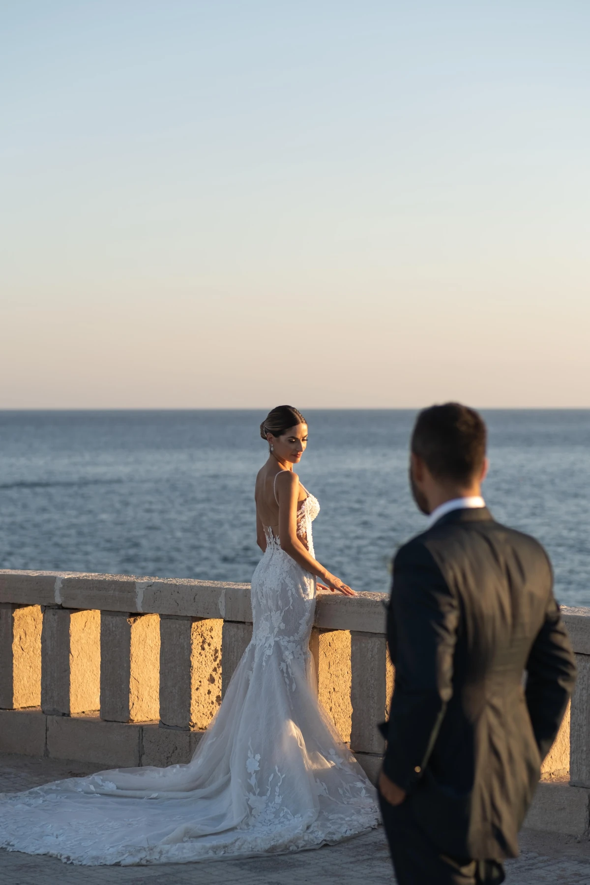 Gli sposi su una terrazza affacciata sul mare.
