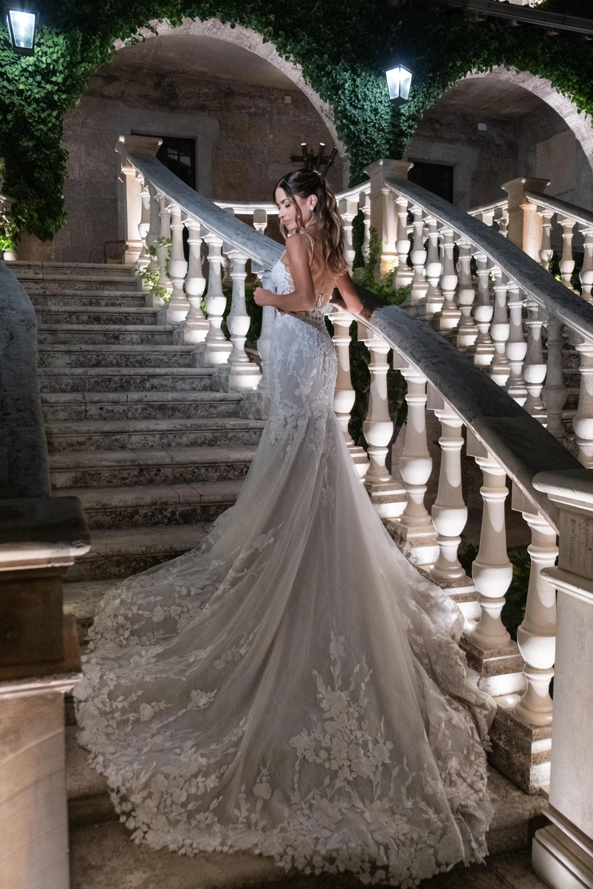 Sposa su una scalinata in pietra, con lungo strascico.