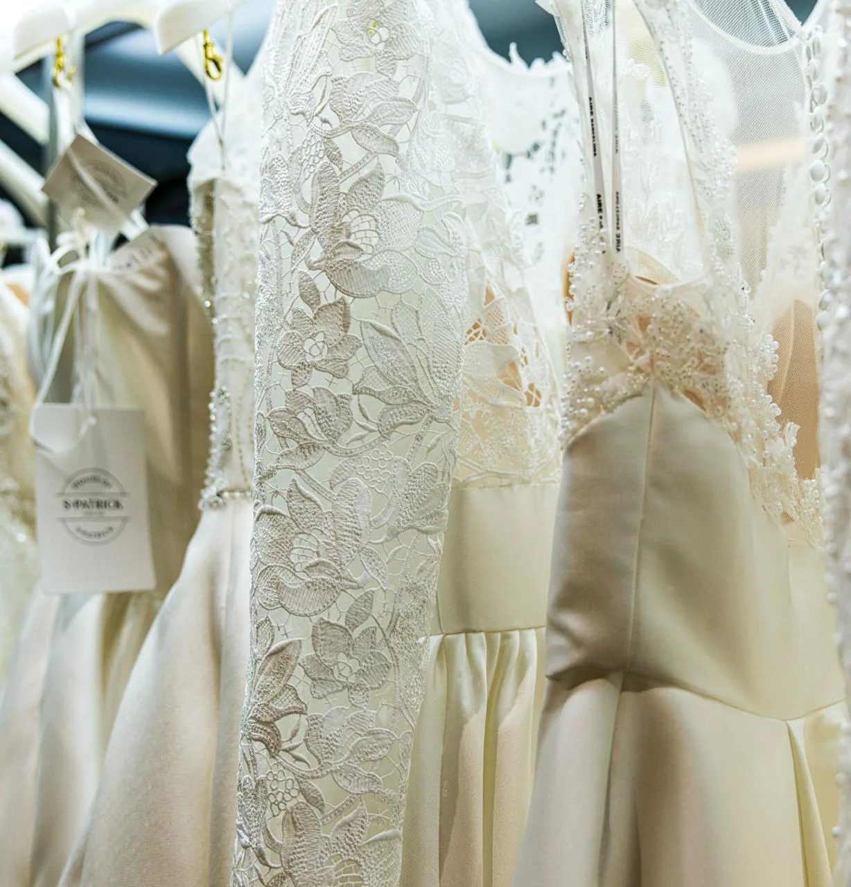 Dettaglio degli abiti da sposa esposti.