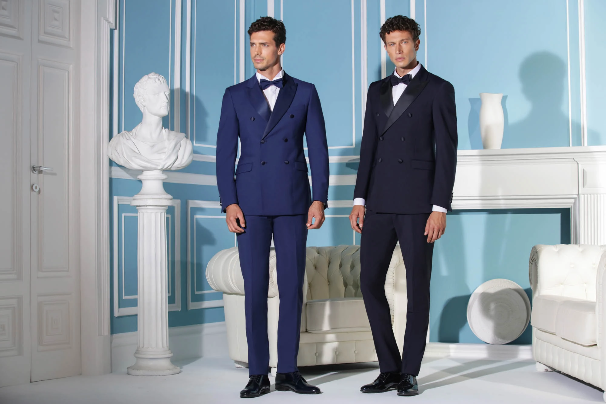 Petrelli Uomo, riferimento 003: due completi con papillon, a figura intera nella sala azzurra